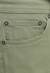 Jack & Jones STRICK ORIGINAL - Farkkushortsit - oil green