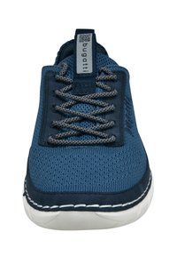 Blaue Sneaker mit einem strukturierten Strick-Obermaterial, dunkelblauen Akzenten, traditionellen Schnürsenkeln und einer weißen Gummisohle mit sichtbaren Nahtdetails.