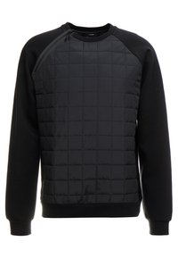 Svart sweatshirt med ett vadderat frampanel, ribbade muddar och halsringning. Har en diagonalt dragkedjedetalj på vänster axel.