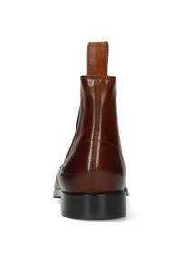 Botas de cuero marrón hasta el tobillo con una textura suave, paneles laterales elásticos, una pequeña tira de agarre y una suela de goma negra.