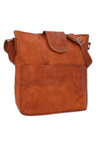 Brun läderaxelväska med klaffstängning, diagonala sömmar och justerbart bälte. Har en framficka för ytterligare förvaring.