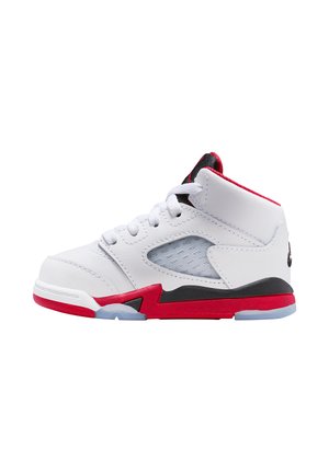 Sneaker in pelle bianca con accenti rossi e neri. Presenta pannelli in rete, punta rotonda, chiusura con lacci e design della suola traslucida.