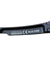 Occhiali da sole neri con un design slanciato, featuring incisioni sul braccio che riportano il testo "Design Scandinavo" e "BLIZ.com".