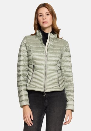 Jasnozielona pikowana kurtka puchowa z poziomym i skośnym wzorem, z przodu zamek błyskawiczny, dwie kieszenie na zamek oraz wysoki kołnierz. Gładka, błyszcząca faktura.