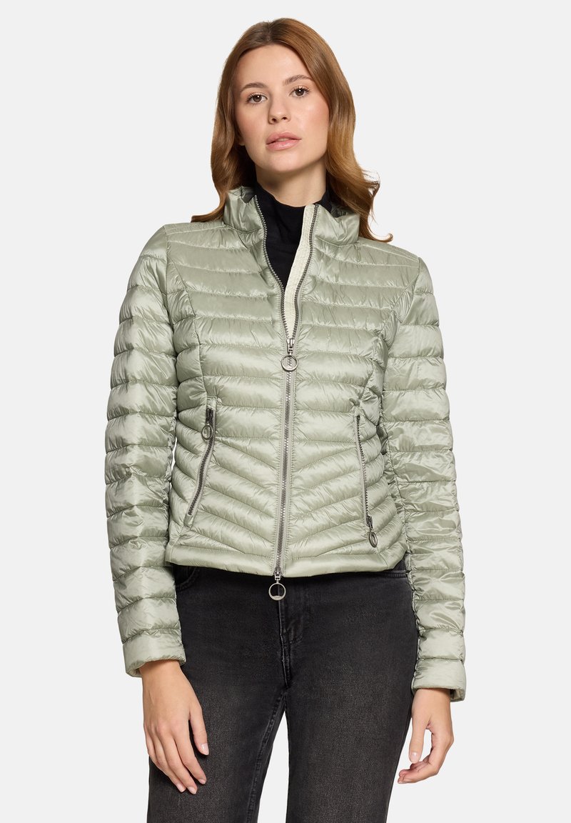 Lichtgroene donsjas met horizontaal en chevron doorgestikt patroon, ritssluiting aan de voorkant, twee met rits afgesloten zakken en hoge kraag. Gladde, glanzende textuur.