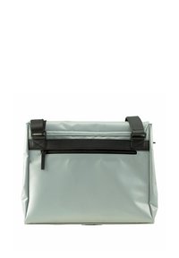 Bolsa impermeable gris con tapa plegable, bolsillo con cremallera negra en la parte frontal, correa ajustable negra y forma rectangular elegante.