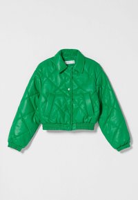 Zelená prošívaná krátká bunda s knoflíkovými zapínáním, špičatým límcem, elastickými manžetami a pasem. Vyrobena z lesklého syntetického materiálu.