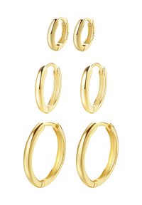 Pendientes de aro dorados en tres tamaños con un diseño suave y redondeado. El acabado brillante y los cierres de bisagra sin costura distinguen cada par.