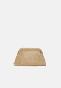 Metallisk guld clutch-väska med en texturerad nätdesign. Har en dragkedjeslutning och en kedjestrap, vilket ger en strukturerad rektangulär form.