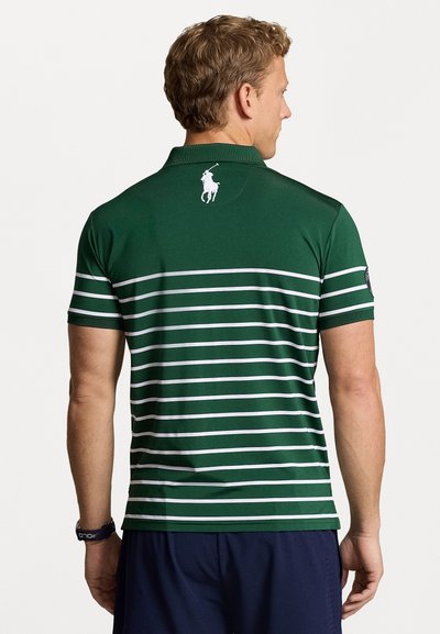 Zelena polo majica s belimi vodoravnimi črtami, ki ima majhen vezen logotip na hrbtu ter rebrast ovratnik in rokave.