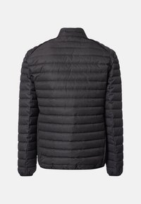 Giacca nera imbottita con texture trapuntata, colletto alto e maniche lunghe. Presenta una finitura liscia e polsini elasticizzati.