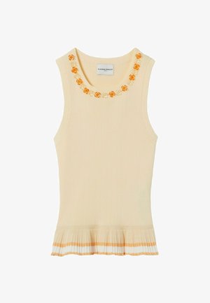 Top sin mangas beige con tejido acanalado y escote redondo, decorado con apliques de flores en naranja y crema, y un dobladillo con volantes con rayas naranjas y blancas.