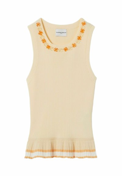 Top sin mangas beige con tejido acanalado y escote redondo, decorado con apliques de flores en naranja y crema, y un dobladillo con volantes con rayas naranjas y blancas.