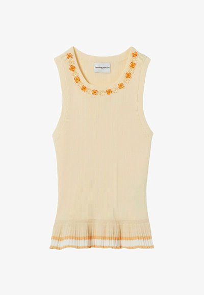 Top sin mangas beige con tejido acanalado y escote redondo, decorado con apliques de flores en naranja y crema, y un dobladillo con volantes con rayas naranjas y blancas.