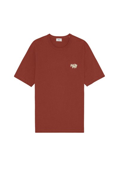 Rust-colored short-sleeve crew neck t-shirt with small beige "N°7" logo on the left chest.