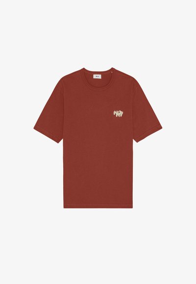 Rust-colored short-sleeve crew neck t-shirt with small beige "N°7" logo on the left chest.