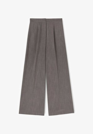 Pantaloni gri largi cu model subtil în carouri, având pliuri frontale și talie înaltă, așezați pe o suprafață albă.