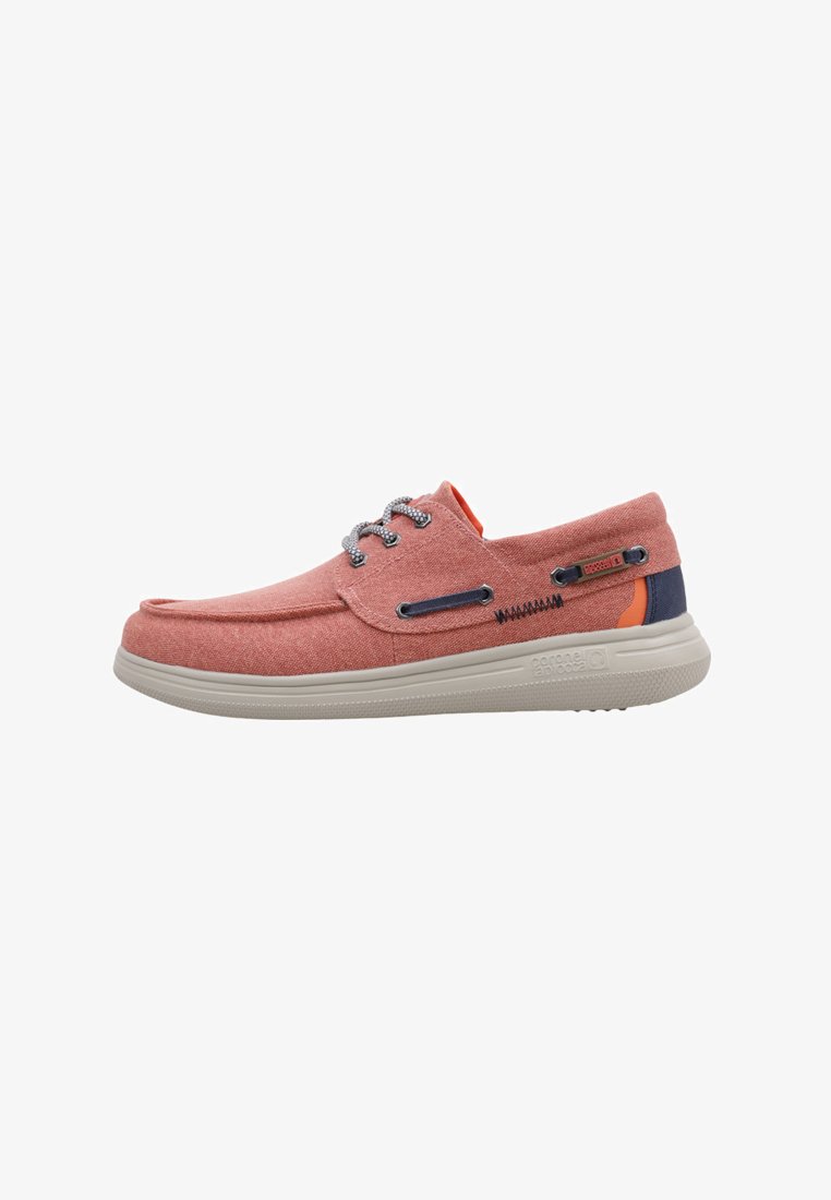 Zapatilla de barco de lona en color coral rosa con cordones grises, acentos azules y una suave suela de goma. Presenta un diseño sin cordones y detalles cosidos.