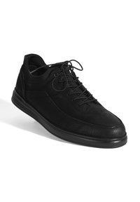 Chaussure en cuir noir à lacets avec finition texturée, bout rond et semelle en caoutchouc. Présente des coutures discrètes et une cheville rembourrée pour un plus grand confort.