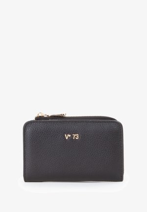 Portafoglio in pelle nera con superficie strutturata, dettagli in metallo dorato, chiusura a zip e logo in rilievo sul davanti. Forma rettangolare compatta.