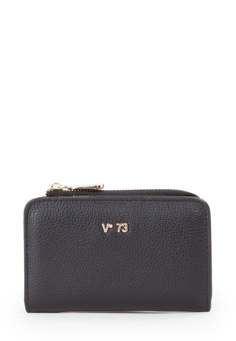 Portafoglio in pelle nera con superficie strutturata, dettagli in metallo dorato, chiusura a zip e logo in rilievo sul davanti. Forma rettangolare compatta.