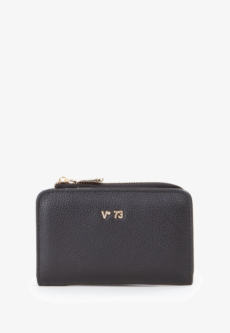 Portafoglio in pelle nera con superficie strutturata, dettagli in metallo dorato, chiusura a zip e logo in rilievo sul davanti. Forma rettangolare compatta.