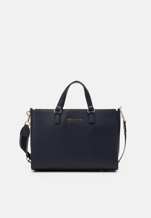 Sac à main rectangulaire noir avec double poignées, bandoulière amovible et petit logo doré centré sur le devant.