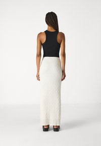 Gina Tricot STRUCTURE MAXI SKIRT - Falda larga - white
