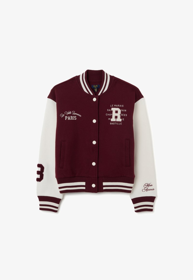 Bordeaux varsityjack met witte mouwen, geribbelde kraag en manchet. Bevat geborduurde tekst en het nummer 3 op de mouwen. Knopsluiting en zijzakken.