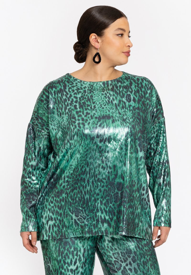 Grüner Pailletten-Top mit einem Leopardenmuster, langen Ärmeln und einer lockeren Passform. Glatte Textur mit reflektierenden Oberflächenakzenten.