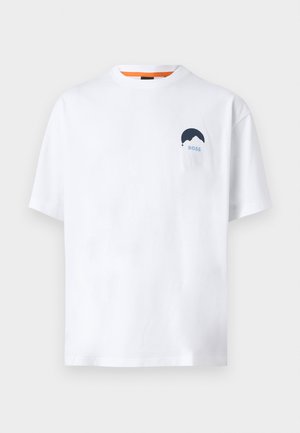 T-shirt bianca in cotone, maniche corte, collo rotondo, con una grafica di una montagna blu e la scritta "BOSS" sul petto sinistro.
