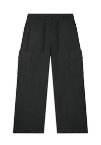 Pantalones cargo negros hechos de tejido duradero, que presentan un ajuste relajado, múltiples bolsillos y una cintura con cordón ajustable.