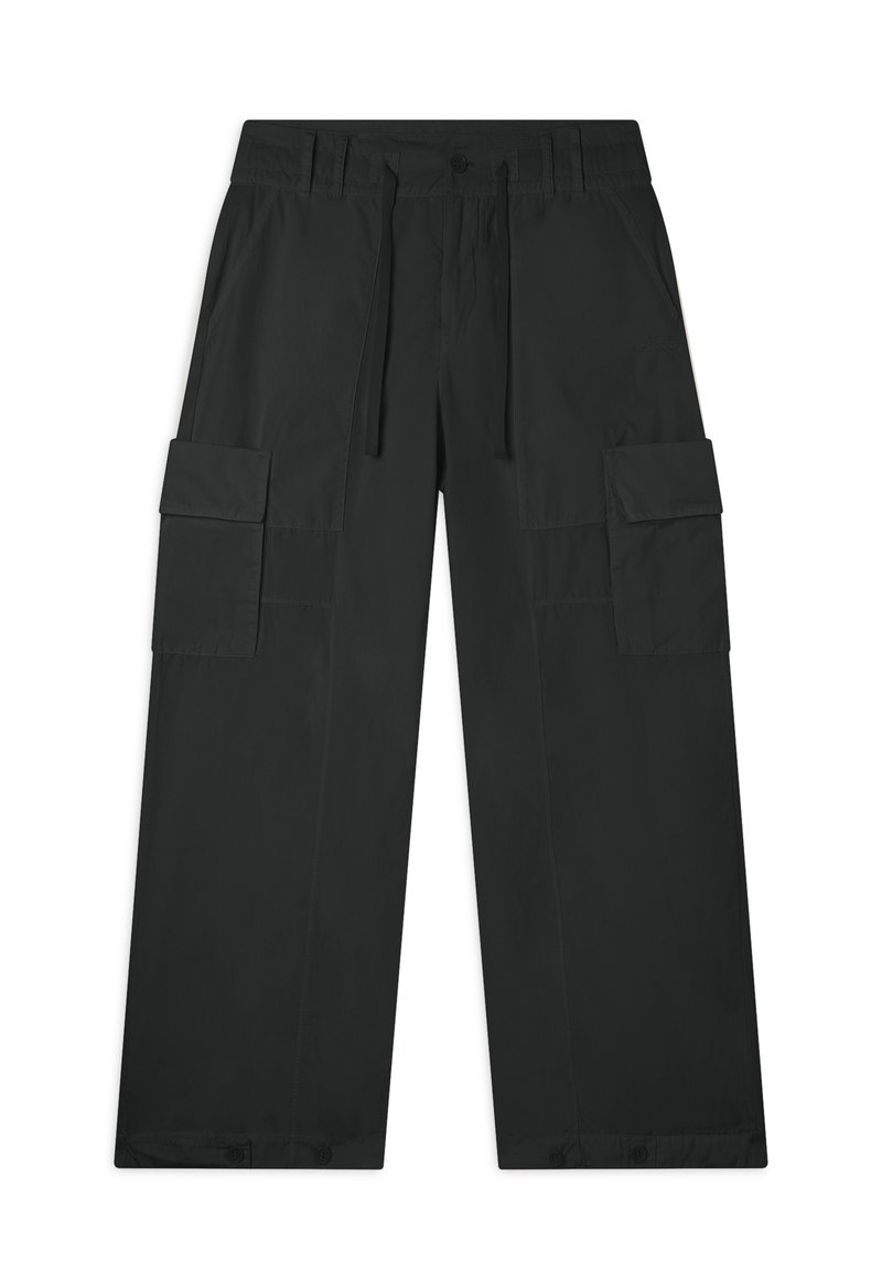 Pantalones cargo negros hechos de tejido duradero, que presentan un ajuste relajado, múltiples bolsillos y una cintura con cordón ajustable.