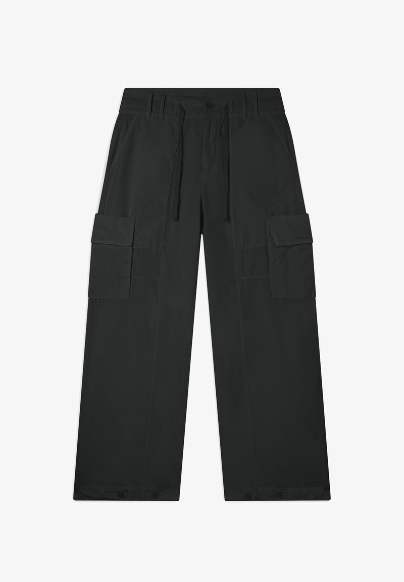 Pantalones cargo negros hechos de tejido duradero, que presentan un ajuste relajado, múltiples bolsillos y una cintura con cordón ajustable.