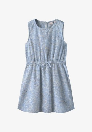 Vestido sin mangas de color azul claro con estampado floral, cintura elástica y detalle de lazo. Fabricado en tejido suave con una textura lisa. Cierre en la parte posterior con cremallera.