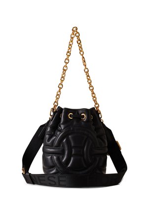 Schwarze Leder-Eimerhandtasche mit einem gesteppten Design, goldener Kettenhenkel und einem Stoffriemen mit geprägtem Text. Weiche Textur und runde Form.