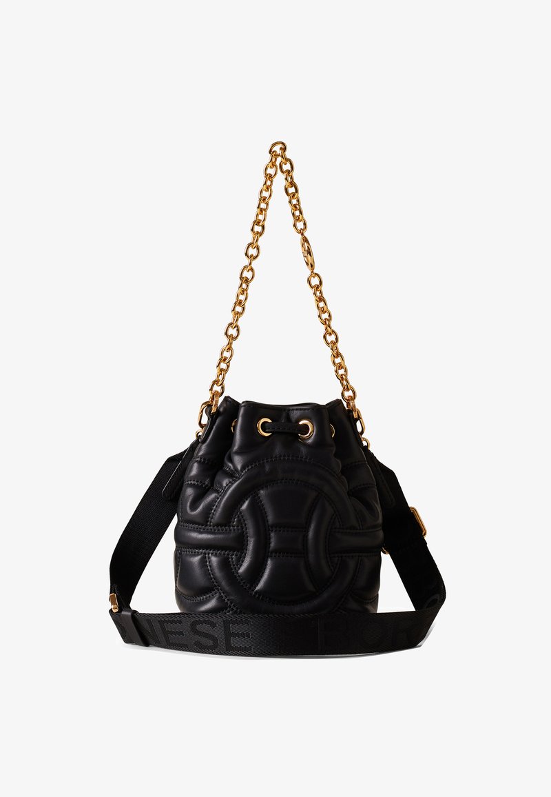 Schwarze Leder-Eimerhandtasche mit einem gesteppten Design, goldener Kettenhenkel und einem Stoffriemen mit geprägtem Text. Weiche Textur und runde Form.