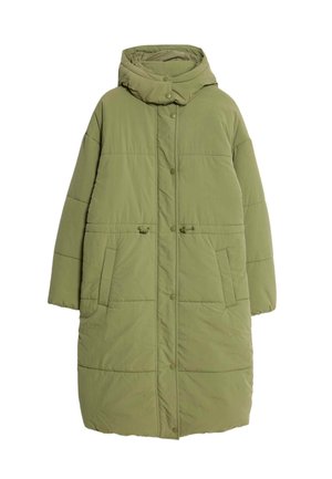 Cappotto lungo imbottito verde oliva con cappuccio, bottoni a scatto, due tasche frontali e design trapuntato per isolamento e calore.
