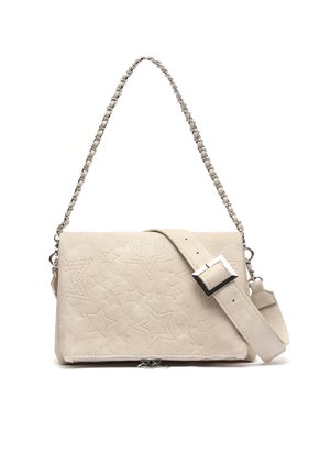 Sac à bandoulière en daim beige avec motifs d'étoiles embossés, bandoulière en chaîne argentée, et large ceinture ajustable avec boucle carrée en argent.