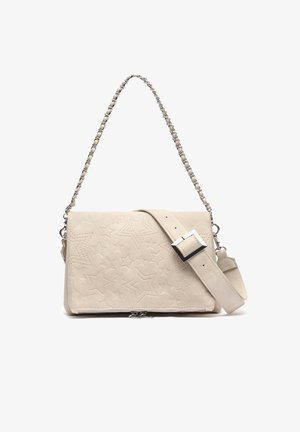 Beige suède schoudertas met geperste sterpatronen, zilveren kettingriem en brede verstelbare riem met vierkante zilveren gesp.