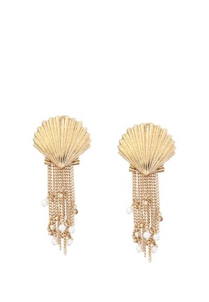 Boucles d'oreilles dorées en forme de coquillage avec plusieurs chaînes pendantes ornées de petites perles blanches et de perles.