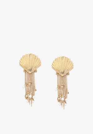 Złote kolczyki w kształcie muszli morskiej z wieloma wiszącymi łańcuszkami ozdobionymi małymi białymi perłami i koralikami.
