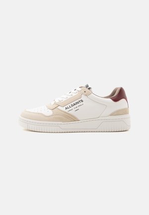 Zapatilla baja en blanco y beige con talón burdeos, puntera perforada, cordones blancos y logotipo "ALLSAINTS" en el lateral.