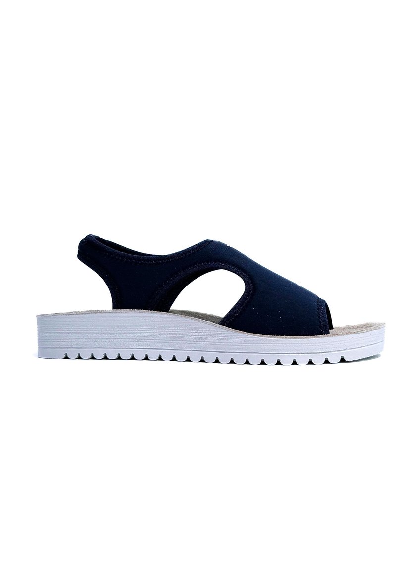 Sandali slingback blu navy con tomaia in tessuto morbido, suola in gomma bianca, design open-toe e pannelli laterali ritagliati per una migliore traspirabilità.