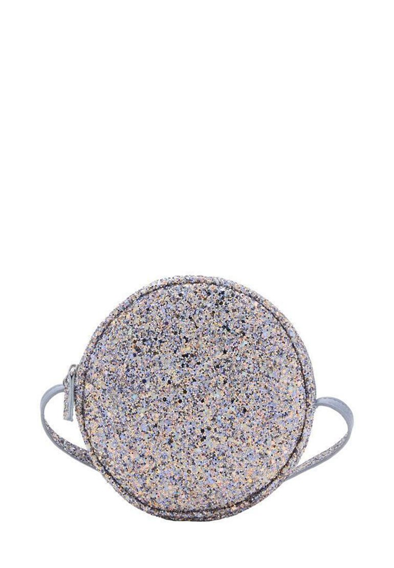 Geantă tip crossbody rotundă cu o suprafață strălucitoare în nuanțe de argint și iridescente; dispune de un sistem de închidere cu fermoar și o curea subțire, ajustabilă.