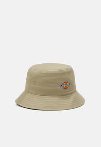 Khaki színű pamut vödörkalap, kerek koronával és széles lapos karimával. A bal oldalon egyötszínből készült "Dickies" logópáts található.