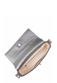 Borsa a tracolla in pelle metallizzata argento con superficie testurizzata. Presenta un'apertura rettangolare, foderatura in tessuto e una tasca interna per l'organizzazione.