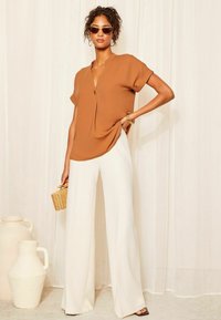 Friends Like These V NECK ROLL SLEEVE BUTTON - Blūze - burnt orange denim