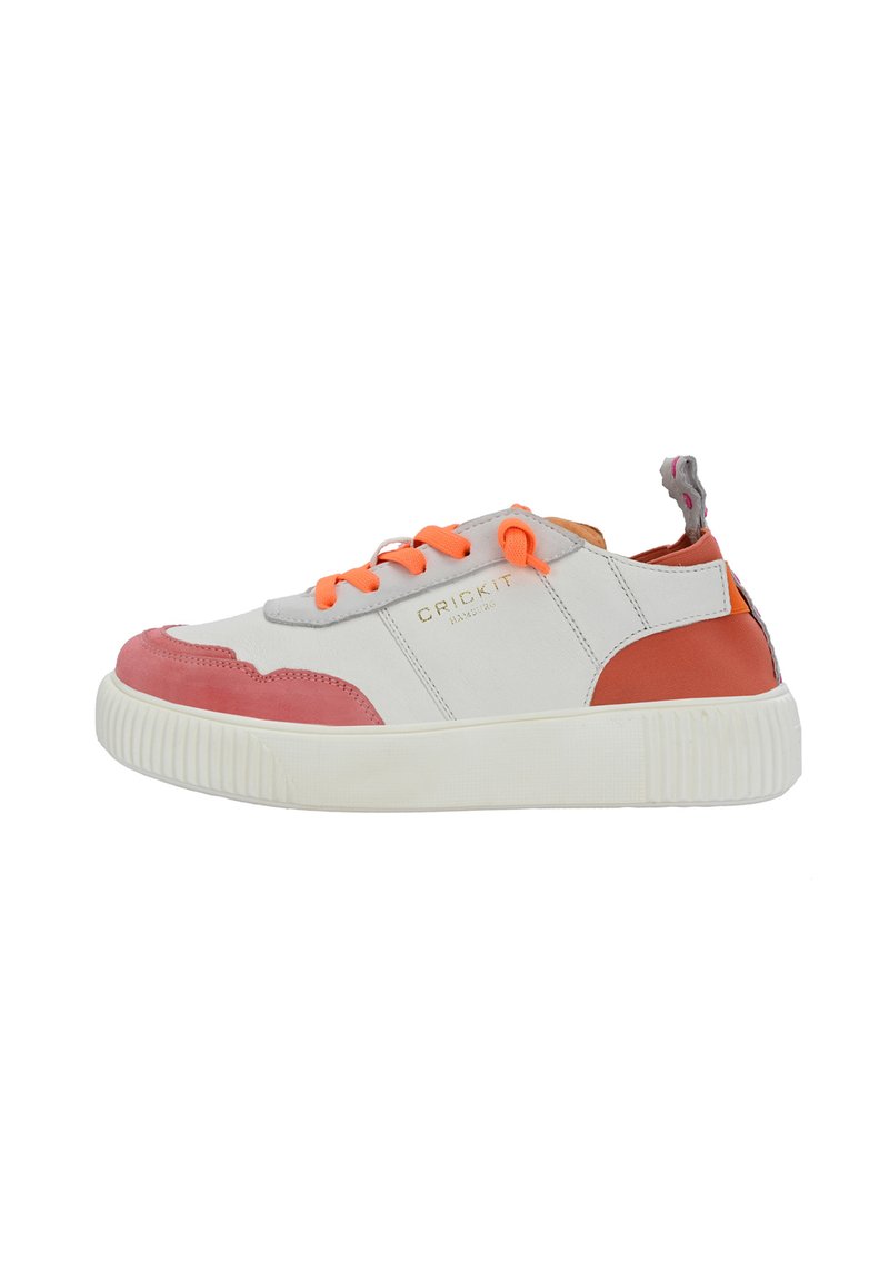 Weißer Sneaker mit pinken und orangen Akzenten. Besitzt eine strukturierte Gummisohle, orangefarbene Schnürsenkel und eine dekorative Schlaufe an der Rückseite. Goldene Branding.