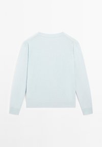 Ljusblå stickad tröja med långa ärmar, rund hävd, ribbade ärmslut och midja. Mjuk textur med sömlös axeldesign.